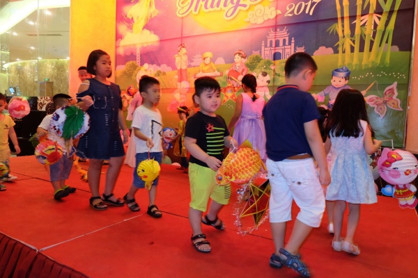 trẻ em rước đèn